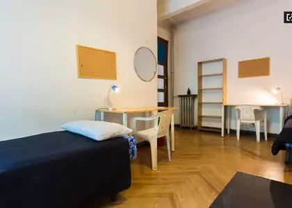 Habitación en un piso compartido de 6 habitaciones en alquiler en Arapiles. en Madrid