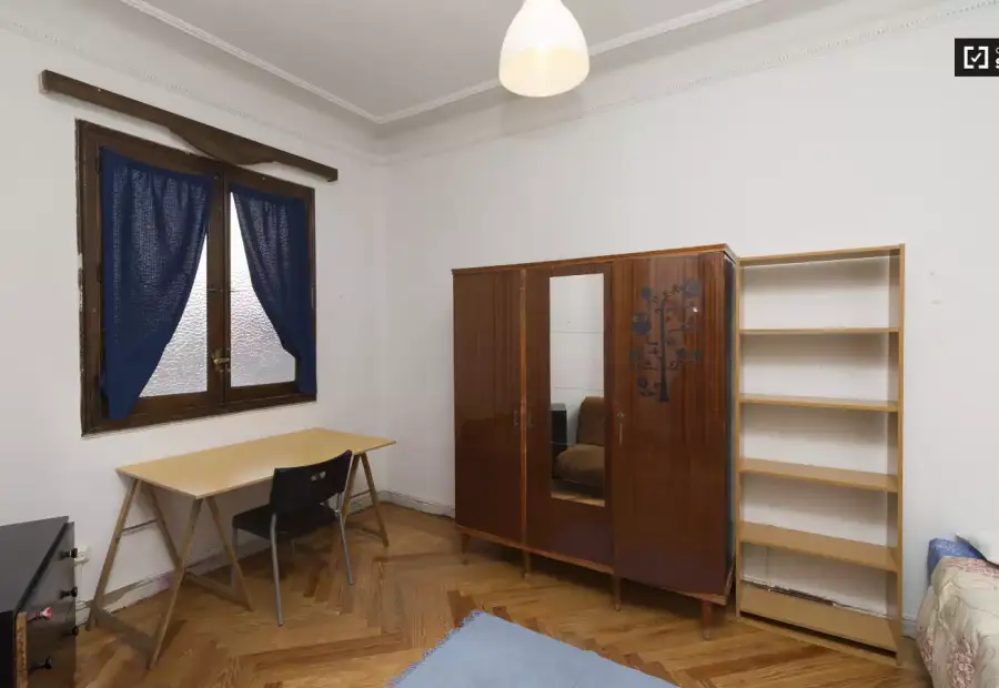 Habitación en un piso compartido de 6 habitaciones en alquiler en Arapiles. en Madrid