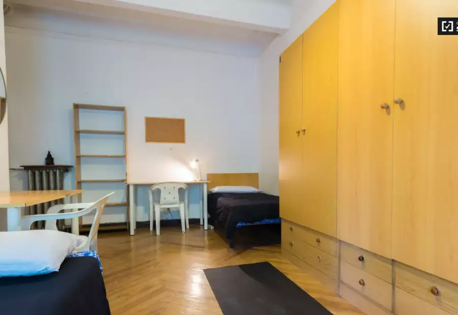 Habitación en un piso compartido de 6 habitaciones en alquiler en Arapiles. en Madrid