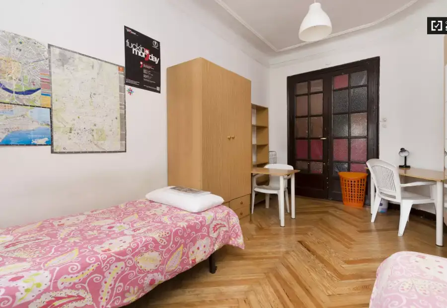 Habitación en un piso compartido de 6 habitaciones en alquiler en Arapiles. en Madrid