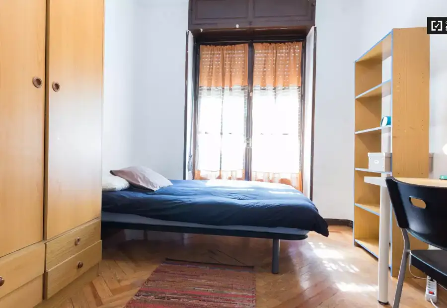 Habitación en un piso compartido de 6 habitaciones en alquiler en Arapiles. en Madrid