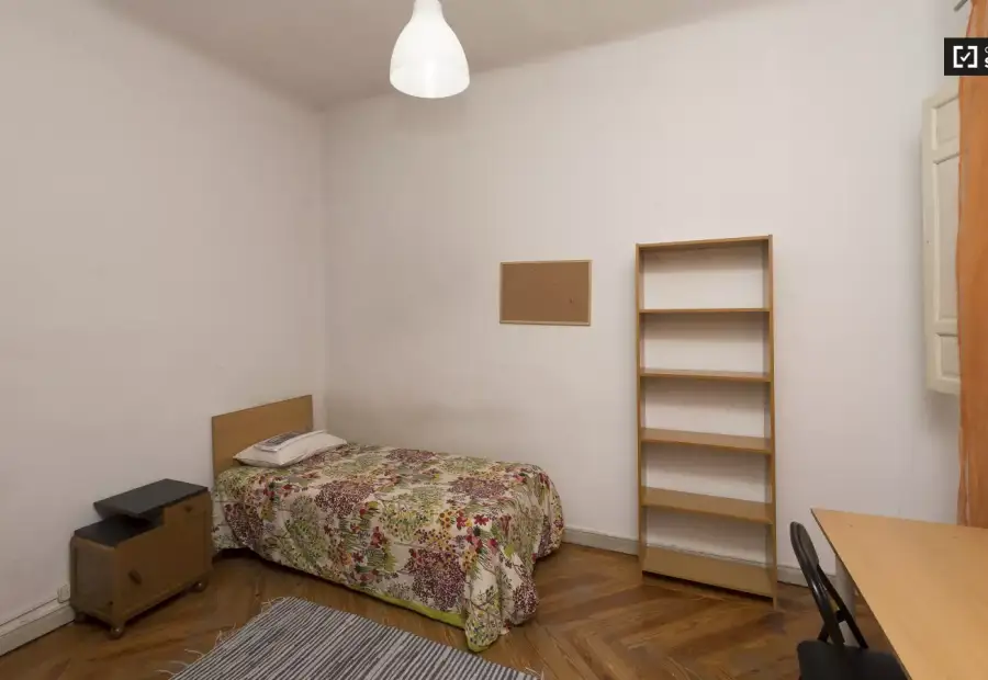 Habitación en un piso compartido de 6 habitaciones en alquiler en Arapiles. en Madrid