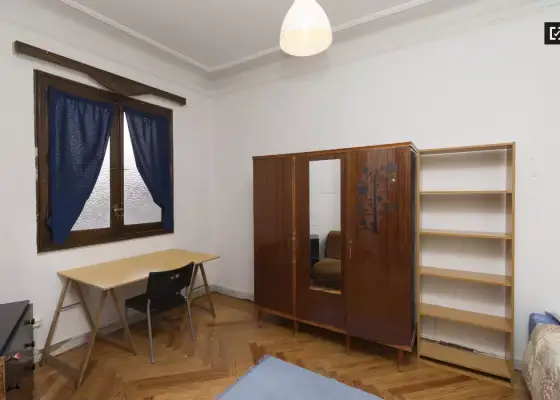 Habitación en un piso compartido de 6 habitaciones en alquiler en Arapiles. en Madrid