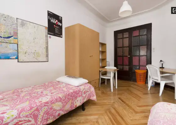Habitación en un piso compartido de 6 habitaciones en alquiler en Arapiles. en Madrid
