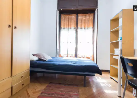 Habitación en un piso compartido de 6 habitaciones en alquiler en Arapiles. en Madrid