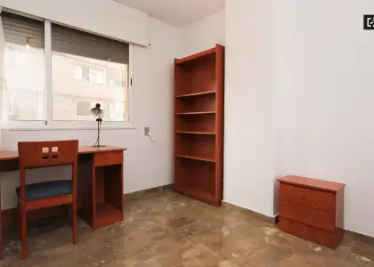 Habitación en un piso compartido de 6 habitaciones en alquiler en Plaza de Toros-Doctores-San Lázaro, ideal para mujeres. en Granada