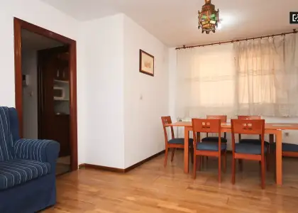 Habitación en un piso compartido de 6 habitaciones en alquiler en Plaza de Toros-Doctores-San Lázaro, ideal para mujeres. en Granada
