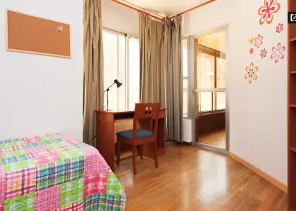 Habitación en un piso compartido de 6 habitaciones en alquiler en Plaza de Toros-Doctores-San Lázaro, ideal para mujeres. en Granada