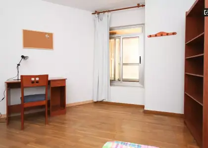 Habitación en un piso compartido de 6 habitaciones en alquiler en Plaza de Toros-Doctores-San Lázaro, ideal para mujeres. en Granada