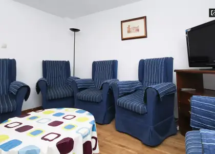 Habitación en un piso compartido de 6 habitaciones en alquiler en Plaza de Toros-Doctores-San Lázaro, ideal para mujeres. en Granada