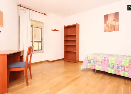 Habitación en un piso compartido de 6 habitaciones en alquiler en Plaza de Toros-Doctores-San Lázaro, ideal para mujeres. en Granada
