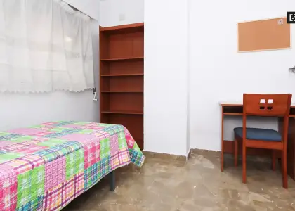 Habitación en un piso compartido de 6 habitaciones en alquiler en Plaza de Toros-Doctores-San Lázaro, ideal para mujeres. en Granada