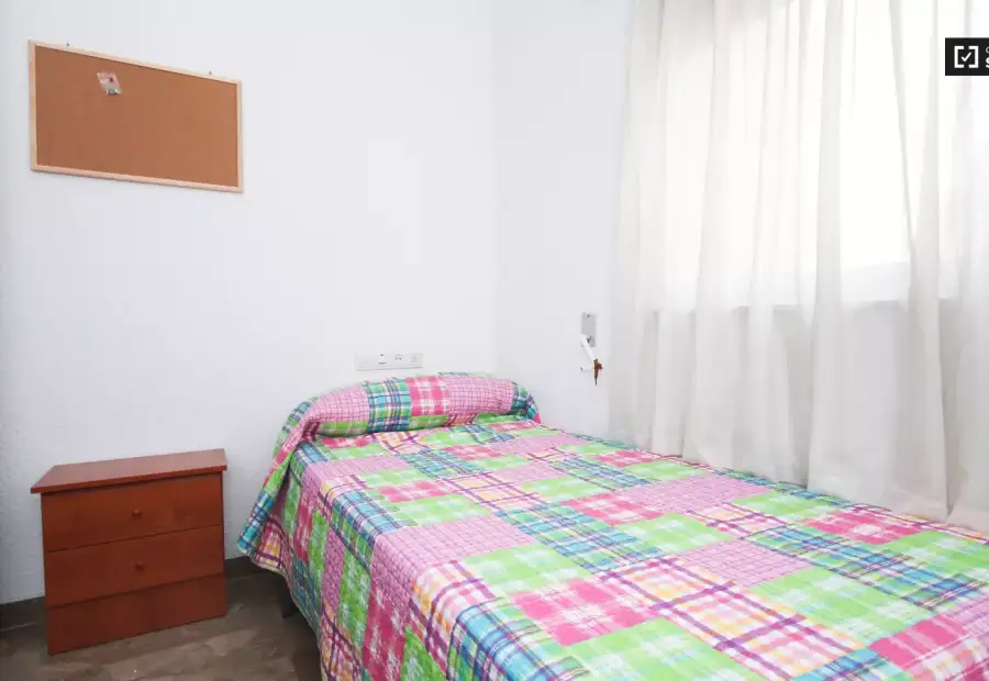 Habitación en un piso compartido de 6 habitaciones en alquiler en Plaza de Toros-Doctores-San Lázaro, ideal para mujeres. en Granada