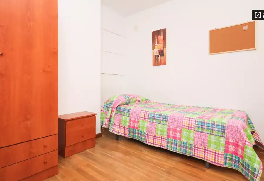 Habitación en un piso compartido de 6 habitaciones en alquiler en Plaza de Toros-Doctores-San Lázaro, ideal para mujeres. en Granada