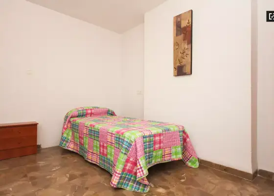 Habitación en un piso compartido de 6 habitaciones en alquiler en Plaza de Toros-Doctores-San Lázaro, ideal para mujeres. en Granada