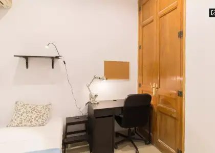 Habitación en un piso compartido de 7 dormitorios en alquiler en Sants, gastos incluidos. en Barcelona