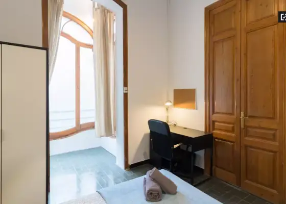Habitación en un piso compartido de 7 dormitorios en alquiler en Sants, gastos incluidos. en Barcelona