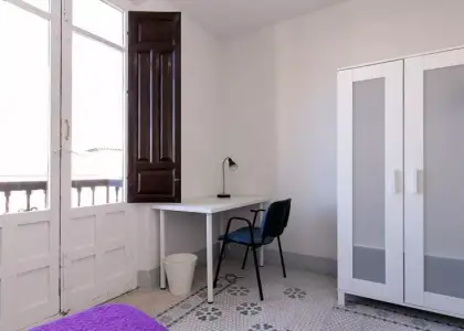 Habitación en un piso compartido de 7 habitaciones en alquiler en San Ildefonso. en Granada