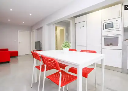 Habitación equipada en piso compartido, Poblats Maritim. en Valencia