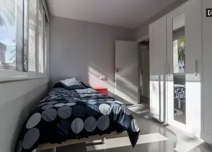 Habitación equipada en piso compartido, Poblats Maritim. en Valencia