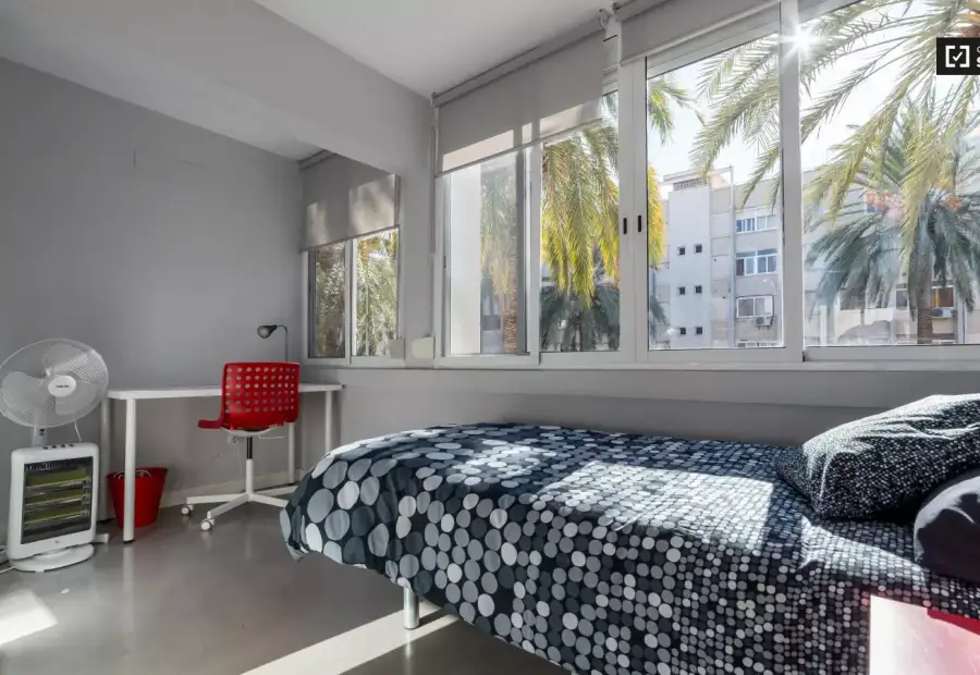 Habitación equipada en piso compartido, Poblats Maritim. en Valencia