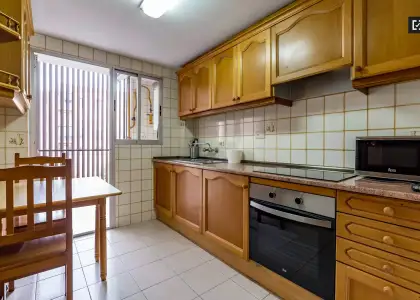 Habitación exterior con armario independiente en un apartamento de 5 dormitorios, Algirós en Valencia