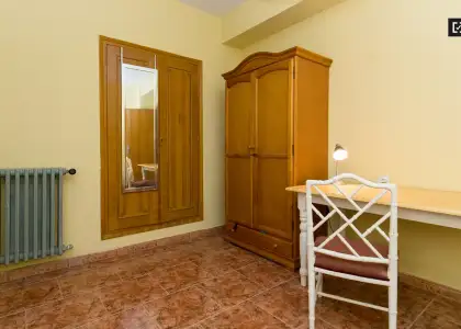 Habitación exterior con escritorio en un apartamento de 4 dormitorios, Realejo en Granada