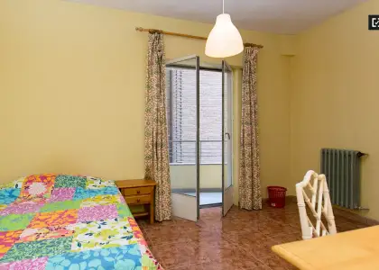 Habitación exterior con escritorio en un apartamento de 4 dormitorios, Realejo en Granada