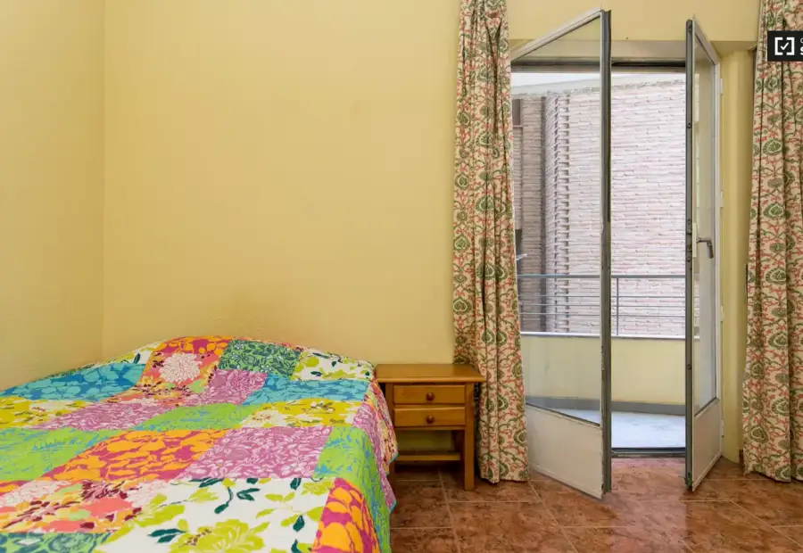 Habitación exterior con escritorio en un apartamento de 4 dormitorios, Realejo en Granada