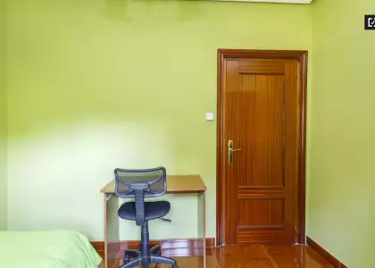 Habitación grande con amplio espacio de almacenamiento en un apartamento de 4 dormitorios, Ciudad Lineal en Madrid