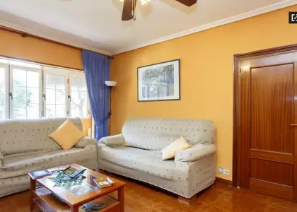 Habitación grande con amplio espacio de almacenamiento en un apartamento de 4 dormitorios, Ciudad Lineal en Madrid