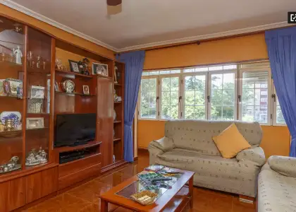 Habitación grande con amplio espacio de almacenamiento en un apartamento de 4 dormitorios, Ciudad Lineal en Madrid