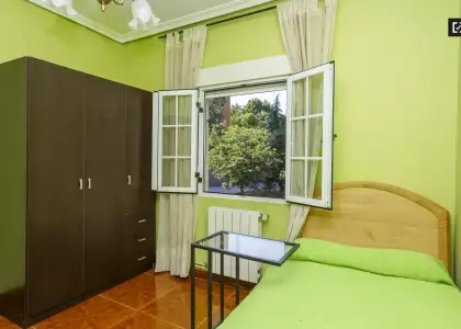 Habitación grande con amplio espacio de almacenamiento en un apartamento de 4 dormitorios, Ciudad Lineal en Madrid