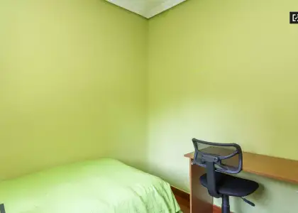 Habitación grande con amplio espacio de almacenamiento en un apartamento de 4 dormitorios, Ciudad Lineal en Madrid