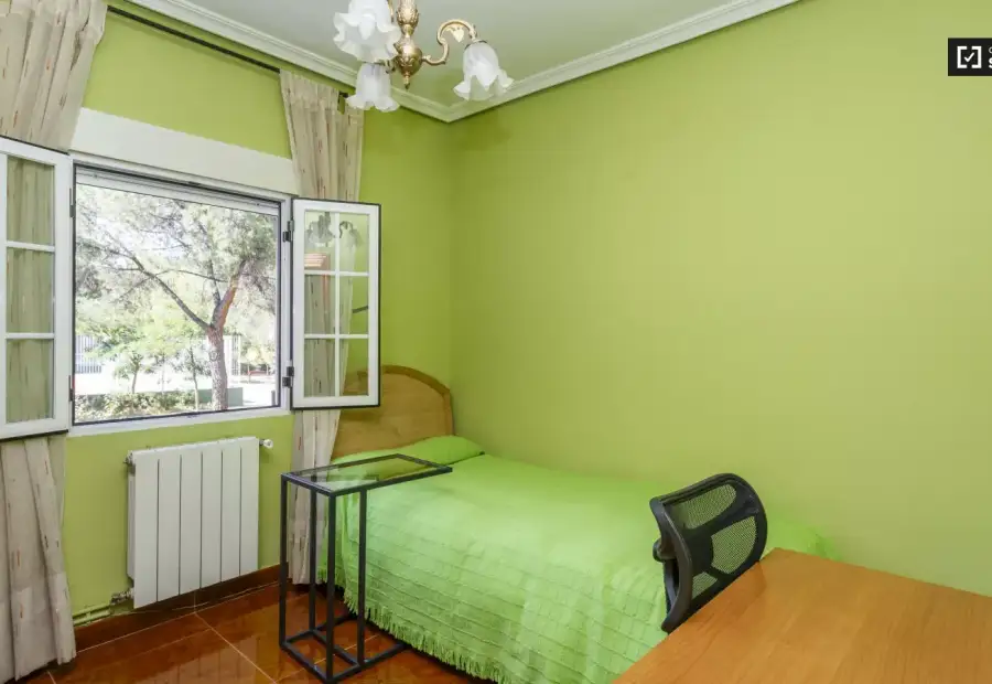 Habitación grande con amplio espacio de almacenamiento en un apartamento de 4 dormitorios, Ciudad Lineal en Madrid
