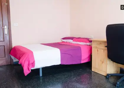 Habitación grande con armario independiente en un apartamento compartido, Benimaclet en Valencia