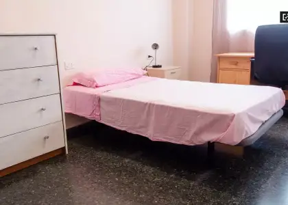 Habitación grande con armario independiente en un apartamento compartido, Benimaclet en Valencia