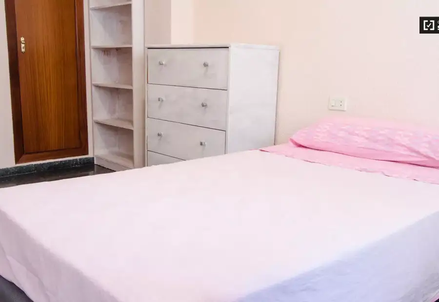 Habitación grande con armario independiente en un apartamento compartido, Benimaclet en Valencia