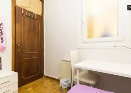 Habitación grande con escritorio en piso compartido, Puerta del Sol en Madrid