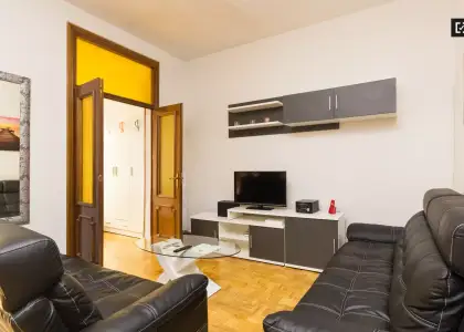 Habitación grande con escritorio en piso compartido, Puerta del Sol en Madrid