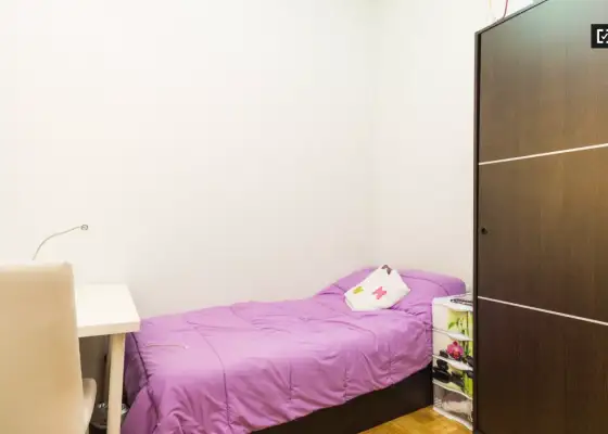 Habitación grande con escritorio en piso compartido, Puerta del Sol en Madrid