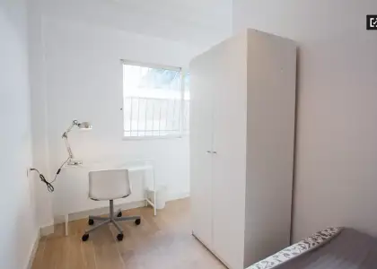 Habitación increíblemente espaciosa en un apartamento de 5 dormitorios en Camins al Grau en Valencia