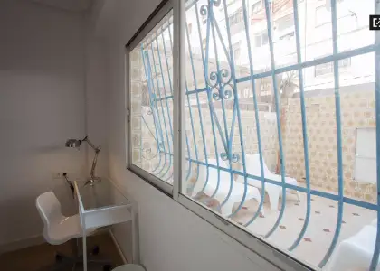 Habitación increíblemente espaciosa en un apartamento de 5 dormitorios en Camins al Grau en Valencia