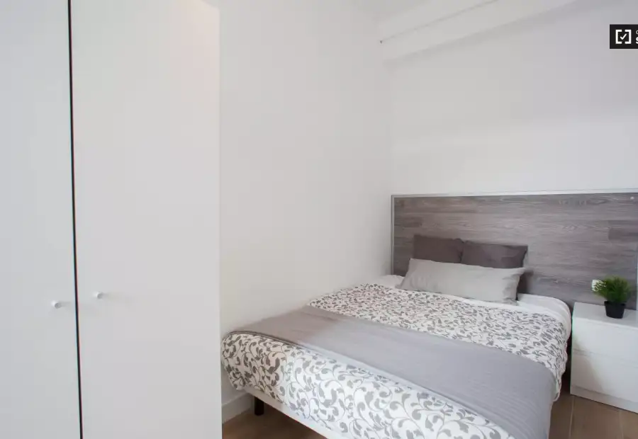 Habitación increíblemente espaciosa en un apartamento de 5 dormitorios en Camins al Grau en Valencia