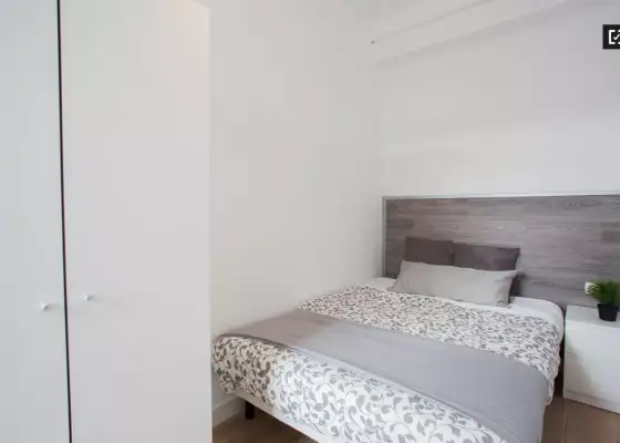 Habitación increíblemente espaciosa en un apartamento de 5 dormitorios en Camins al Grau en Valencia