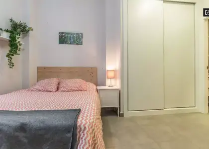 Habitación íntima con llave independiente en piso compartido, Ciutat Vella. en Valencia