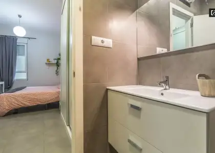 Habitación íntima con llave independiente en piso compartido, Ciutat Vella. en Valencia
