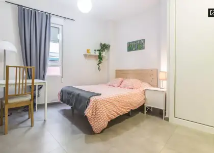 Habitación íntima con llave independiente en piso compartido, Ciutat Vella. en Valencia