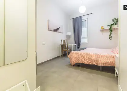 Habitación íntima con llave independiente en piso compartido, Ciutat Vella. en Valencia