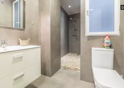 Habitación íntima con llave independiente en piso compartido, Ciutat Vella. en Valencia